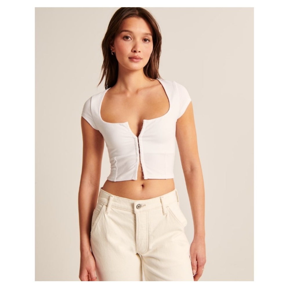 NWT Abercrombie seamless fabric crop top with cap sleeves and hook detail